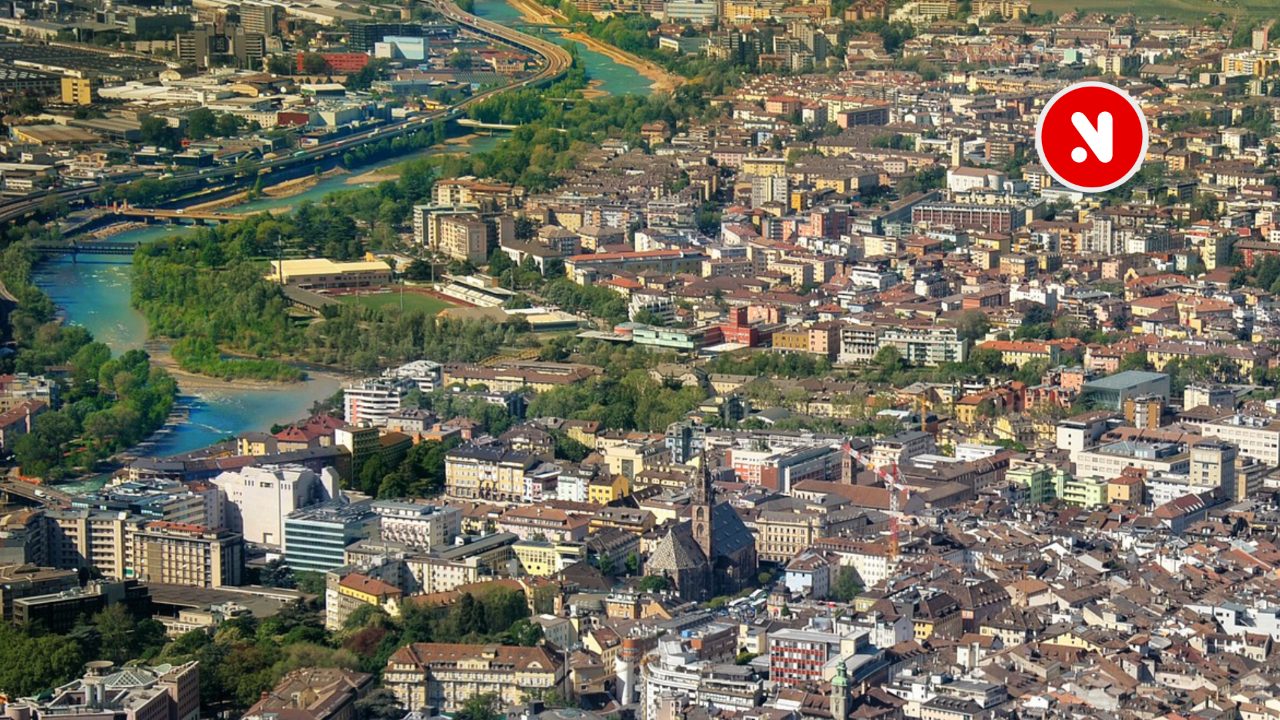 Kuriose Entdeckung am Bahnhof Bozen: Kokain unter dem WC versteckt – Festnahme! 🚨⚖️